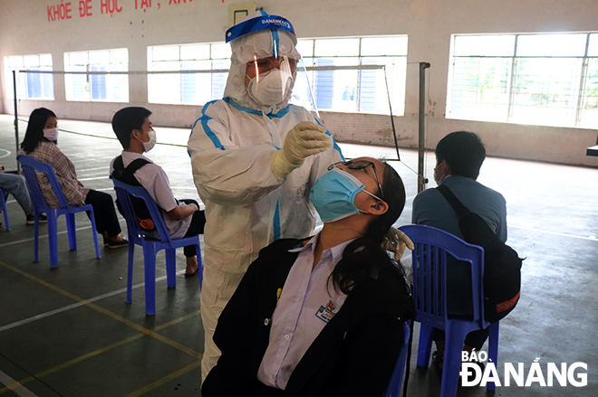 The candidates are subject to the sampling for COVID-19 testing at the Hai Chau District-located Ly Thuong Kiet Junior High School, June 13, 2021.