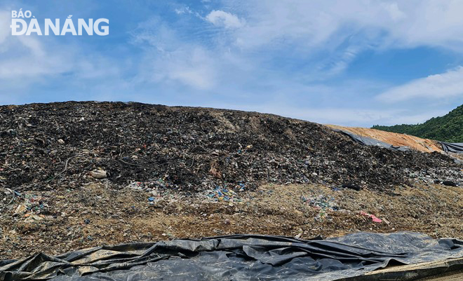 Hiện trường khu vực xảy ra cháy tại mái taluy của hộc chôn lấp rác số 2 tại bãi rác Khánh Sơn vào chiều 14-6.Ảnh: HOÀNG HIỆP