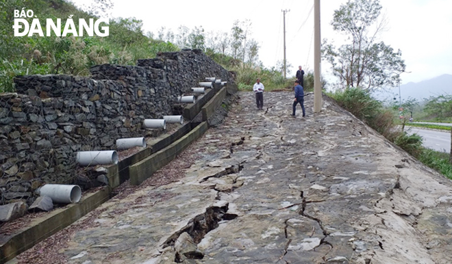 Some anti-erosion taluses along the extended Hoang Van Thai route suffer serous landslides, which poses potential danger to road users. (Photo taken in May 2021 by THANH LAN)