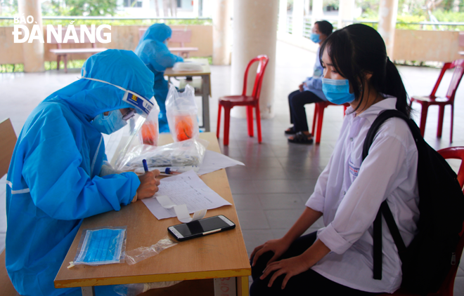 Medical forces collect personal information from candidates who get tested for COVID-19 at a testing site in Le Quy Don Senior High School for the Gifted in Son Tra District. Photo: Xuan Dung