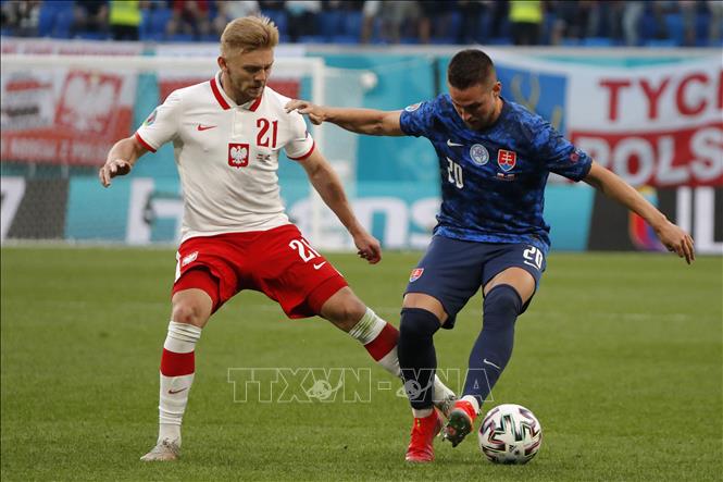 Pha tranh bóng giữa tiền vệ Ba Lan Kamil Jozwiak (trái) với tiền đạo Slovakia Robert Mak trong trận đấu vòng chung kết EURO 2020 tại Saint Petersburg (Nga) ngày 14/6/2021. Ảnh: AFP/TTXVN