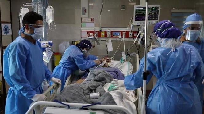 Nhân viên y tế điều trị cho bệnh nhân COVID-19 tại một bệnh viện ở Tehran, Iran. Ảnh: IRNA/TTXVN