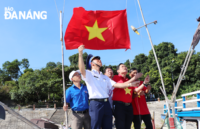 Lực lượng Vùng Cảnh sát biển 2 tặng cờ Tổ quốc cho ngư dân quận Sơn Trà nhằm đồng hành trong các hoạt động đánh bắt thủy sản trên biển, bảo vệ chủ quyền biển, đảo. Ảnh: H.N