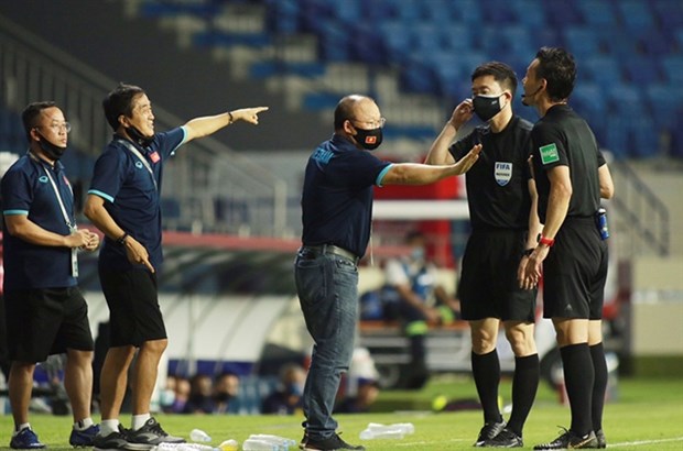 Coach Park Hang-seo of Vietnam (centre), who is suspended for the 2022 World Cup qualifier, is still confident his team will triumph against the UAE on June 15. (Photo: webthethao.vn)