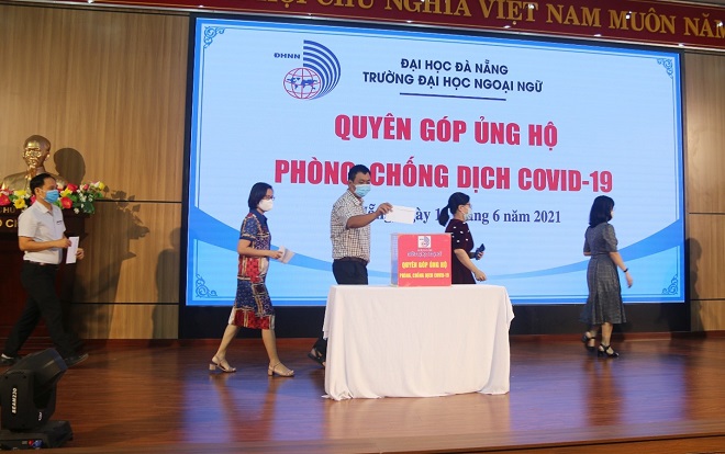 The staff members of the Da Nang University of Foreign Language Studies make donations to the COVID-19 Vaccine Fund, June 14, 2021. Photo: http://ufl.udn.vn