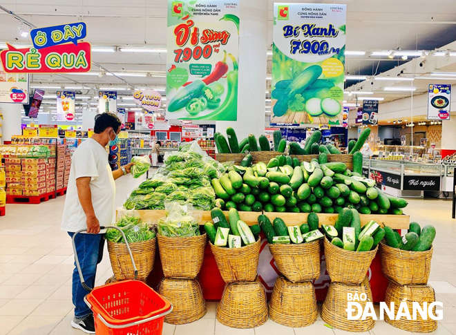 Putting agricultural products on e-commerce platforms for sale helps farmers boost the consumption. The Big C Da Nang Mall has increased the purchase of agricultural products sourced from Hoa Vang District in a supportive move. Photo: QUYNH TRANG