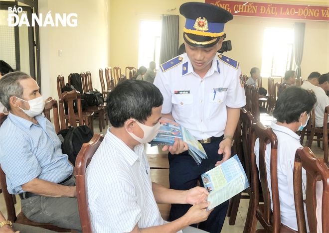 Da Nang functional forces brief local fishermen in Tho Quang Ward, Son Tra District, on the fight against illegal fishing. (Photo taken in April 2021). Photo: NGUYEN QUANG