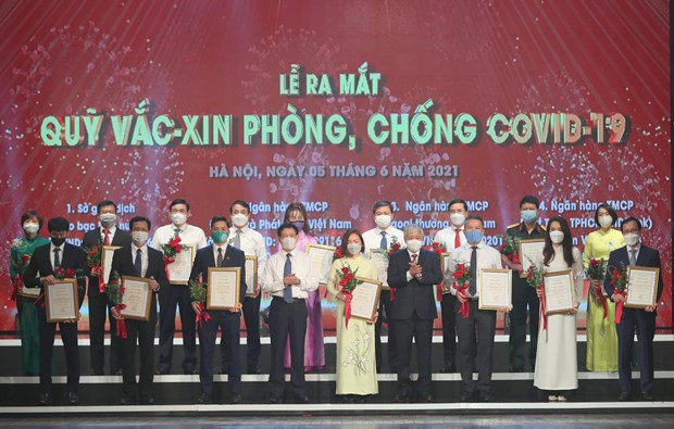 Donors at the launch of the COVID-19 vaccine fund on June 5 (Photo: Vietjet)