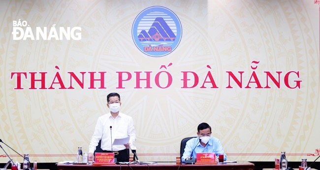Bí thư Thành ủy Nguyễn Văn Quảng (trái) chỉ đạo tại cuộc họp phòng, chống Covid-19 chiều 14-6. Ảnh: PHAN CHUNG