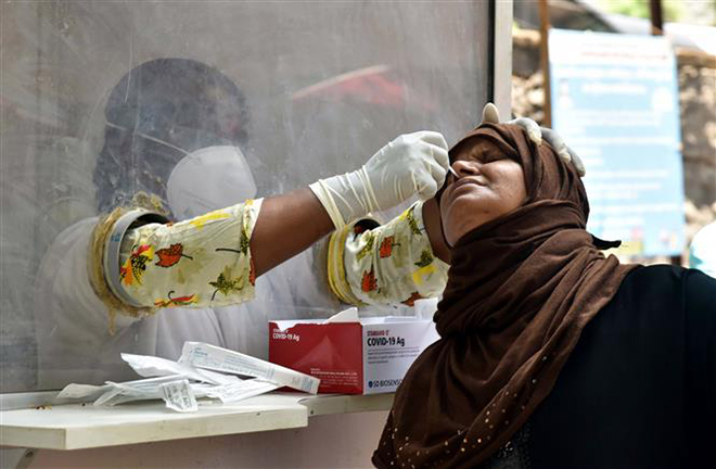Nhân viên y tế lấy mẫu xét nghiệm Covid-19 cho người dân tại Hyderabad, Ấn Độ ngày 4-6-2021. Ảnh: THX/TTXVN