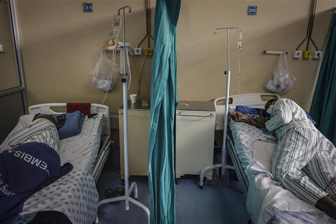 Bệnh nhân nhiễm Covid-19 được điều trị tại bệnh viện ở Tembisa, Nam Phi. Ảnh: AFP/TTXVN