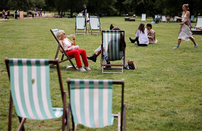 Người dân thư giãn trong công viên Green Park ở London, Anh ngày 7-6-2021. Ảnh: AFP/TTXVN