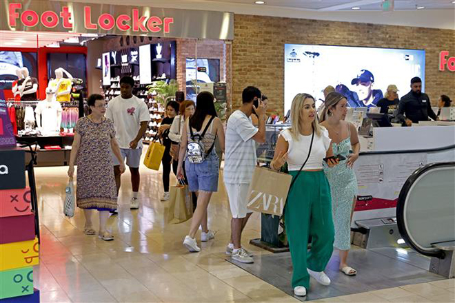 Người dân không phải bắt buộc đeo khẩu trang tại một trung tâm mua sắm ở Tel Aviv, Israel, ngày 15-6-2021. Ảnh: AFP/TTXVN