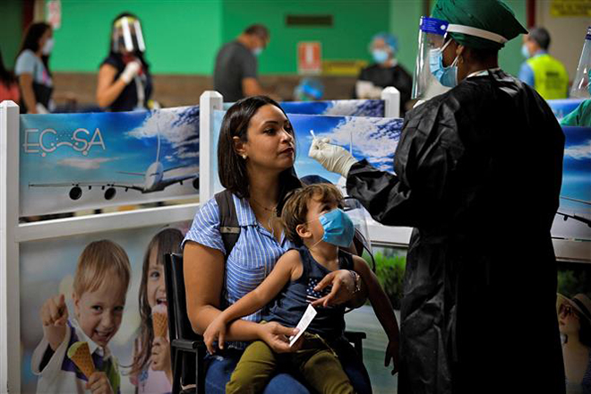 Nhân viên y tế lấy mẫu xét nghiệm Covid-19 cho người dân tại La Habana, Cuba ngày 15-11-2020. Ảnh: AFP/TTXVN