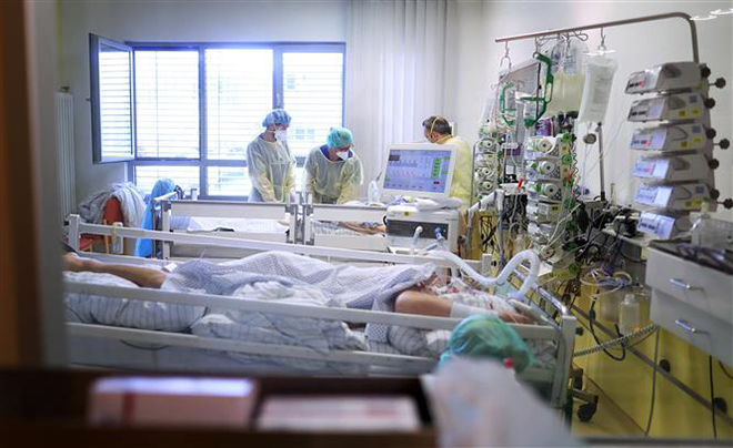 Điều trị cho bệnh nhân mắc Covid-19 tại bệnh viện ở Magdeburg, Đức. Ảnh: AFP/TTXVN