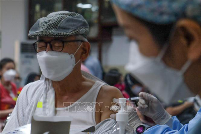 Nhân viên y tế tiêm vaccine phòng Covid-19 cho người dân tại Jakarta, Indonesia, ngày 10-6-2021. Ảnh: THX/TTXVN