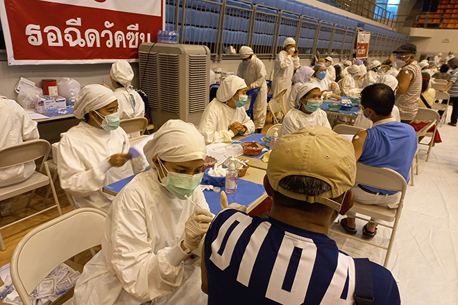 Người dân được tiêm phòng Covid-19 tại Phuket, Thái Lan ngày 7-6-2021. Ảnh: Bangkok Post