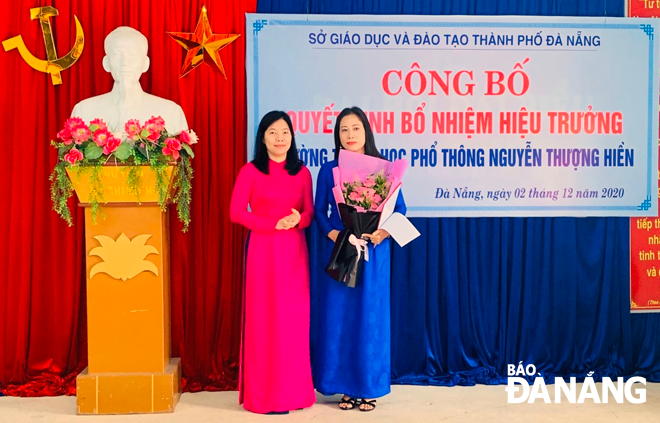 Bà Lê Thị Bích Thuận (trái), Bí thư Đảng ủy, Giám đốc Sở Giáo dục và Đào tạo trao quyết định  bổ nhiệm Hiệu trưởng Trường THPT Nguyễn Thượng Hiền cuối năm 2020. Ảnh: NP