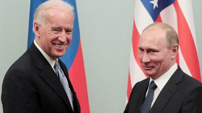 Ông Joe Biden (trái) gặp gỡ ông Vladimir Putin ở Moscow năm 2011. Lúc đó, ông Biden là Phó Tổng thống Mỹ, còn ông Putin làm Thủ tướng Nga. Ảnh: Dailymail.co.uk