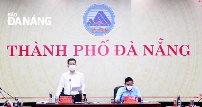 Municipal Party Committee Secretary Nguyen Van Quang (left) delivers his instructions at the Tuesday meeting. Photo: PHAN CHUNG