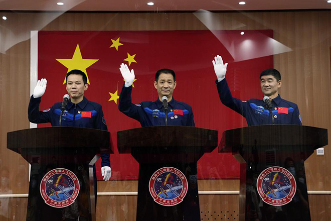 Từ trái qua phải: Ba nhà phi hành Tang Hongbo, Nie Haisheng và Liu Boming tham dự một cuộc họp báo tại trung tâm phóng vệ tinh Tửu Tuyền ngày 16-6. Ảnh: AP
