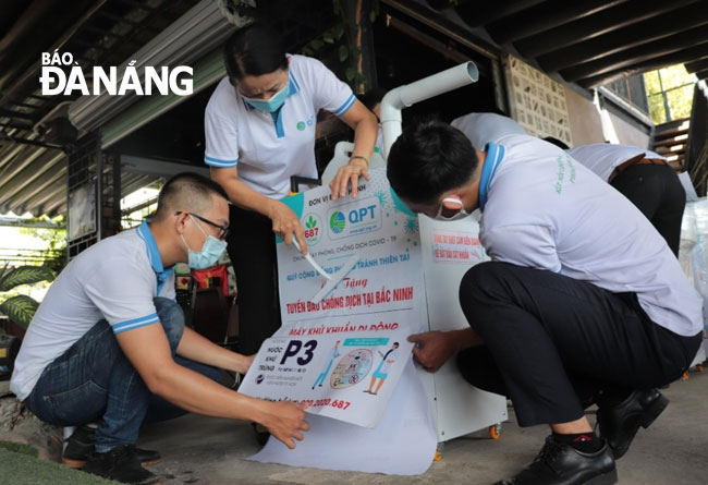 The Disaster Mitigation Community Fund staff check the automated disinfection machines prior to their distribution to the northern provinces of Bac Giang and Bac Ninh, June 16,2021. Photo: PHAN CHUNG