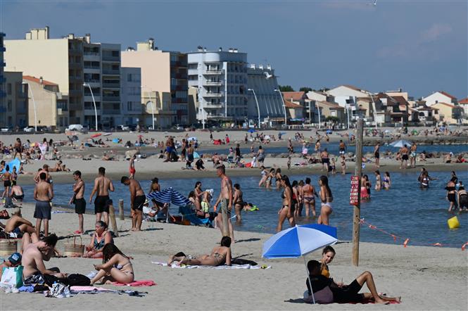 Người dân tắm nắng trên bãi biển ở Palavas-les-Flots, miền nam nước Pháp, ngày 10/6/2021. Ảnh: AFP/ TTXVN