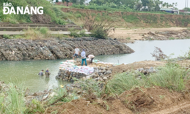 Công ty CP Cấp nước Đà Nẵng đang triển khai thi công tuyến đập tạm thứ hai trên sông Quảng Huế. Ảnh: NAM TRÂN