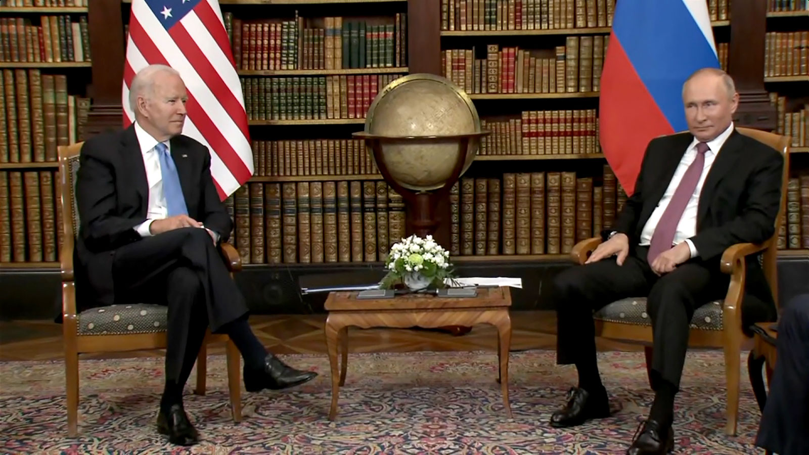 Tổng thống Mỹ Joe Biden (trái) hội đàm với Tổng thống Nga Vladimir Putin tại Geneva (Thụy Sĩ) ngày 16-6.  Ảnh: CNN	
