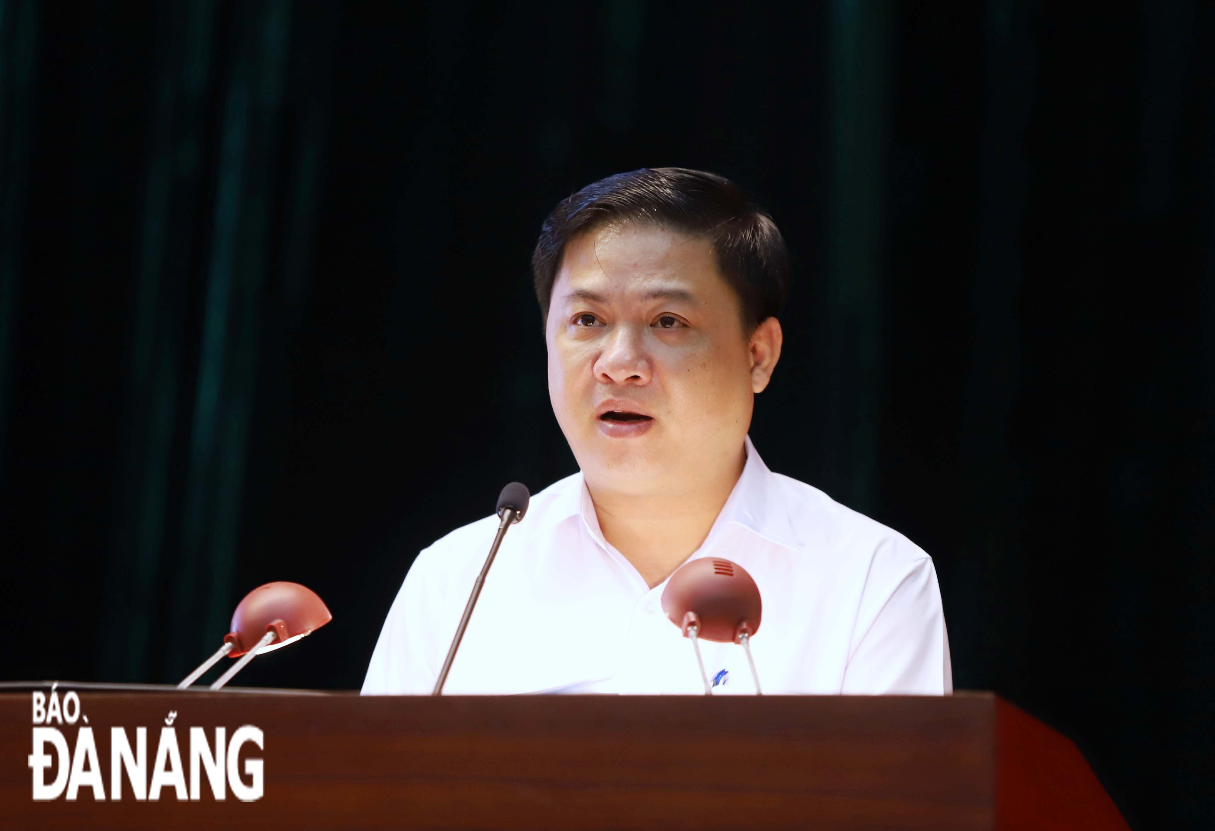 Phó Bí thư Thường trực Thành ủy Lương Nguyễn Minh Triết báo cáo tại hội nghị. Ảnh: N.P