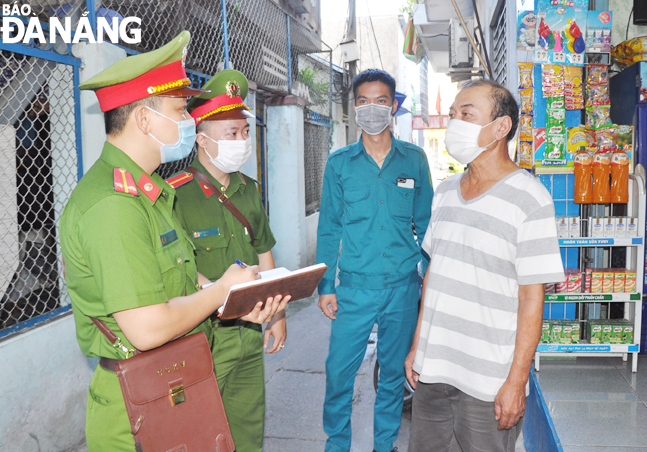 Police officers in Chinh Gian Ward, Thanh Khe District work with local forces to conduct a more thorough check of the residence and encourge local residents to report about arrivals or returnees from COVID-19 hit areas in their residential settings without completing the compulsory COVID health declaration to local authorities.  Photo: LE HUNG