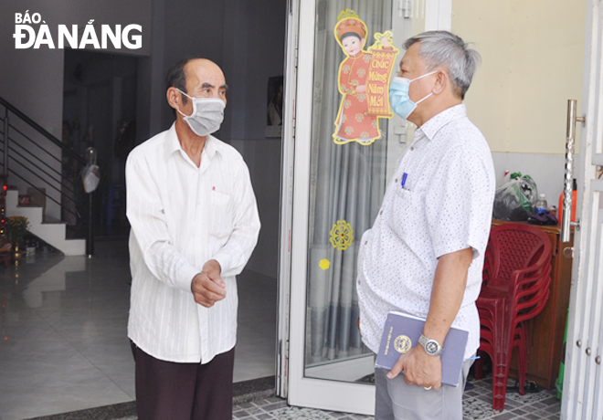 Mr. Le Ngoc Hat (right), the head of a residential area in Phuoc My Ward, Son Tra District encourages local citizens to immediately report about illegal aliens to local authorities. Photo: LE HUNG