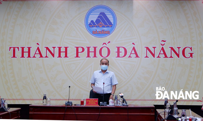 Phó Chủ tịch UBND thành phố Lê Quang Nam chủ trì cuộc họp phòng, chống Covid-19 chiều 17-6. Ảnh: PHAN CHUNG