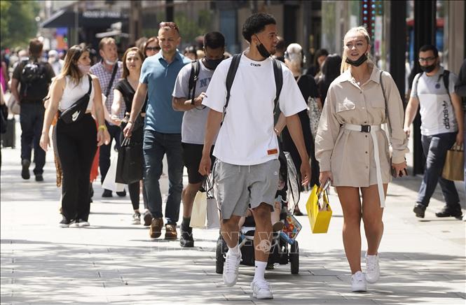 Người dân di chuyển trên phố Oxford ở London, Anh ngày 7/6/2021. Ảnh: AFP/TTXVN