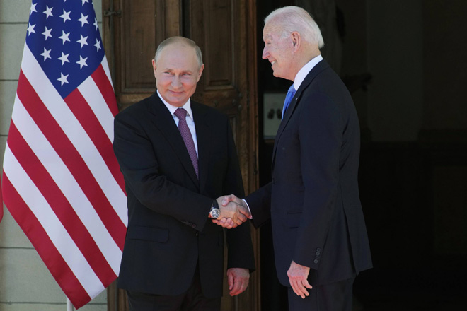Tổng thống Nga Vladimir Putin (trái) gặp gỡ người đồng cấp Mỹ Joe Biden tại Geneva (Thụy Sĩ) ngày 16-6. Ảnh: AP