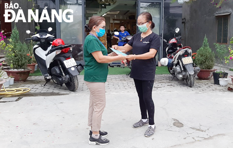 Bà Phan Thị Thiệp (bên trái) tích cực tuyên truyền phòng, chống Covid-19 tại Khu dân cư số 1 Đà Sơn, phường Hòa Khánh Nam, quận Liên Chiểu. Ảnh: N.Q