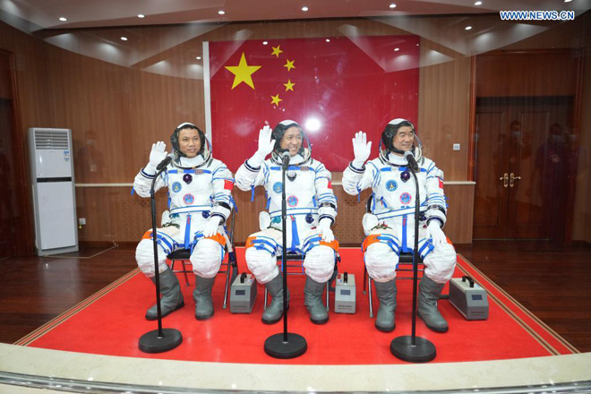 Các phi hành gia thực hiện sứ mệnh tiến vào trạm không gian Thiên Cung 2. Ảnh: THX