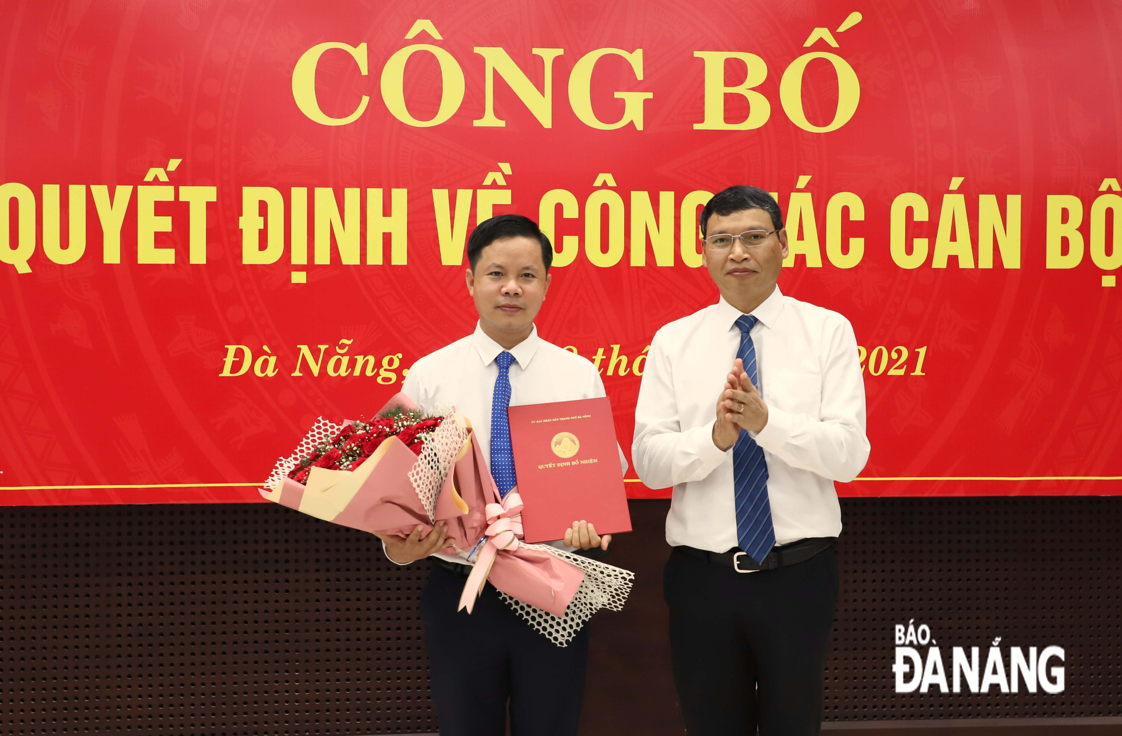 Phó Chủ tịch Thường trực UBND thành phố Hồ Kỳ Minh trao công bố quyết định của Chủ tịch UBND thành phố cho ông Lê Minh Tường. Ảnh: NGỌC PHÚ