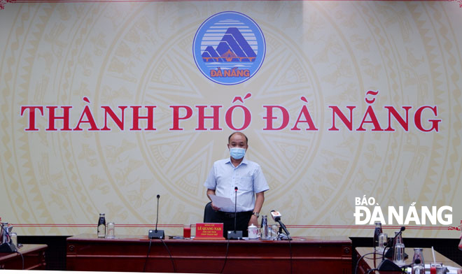 Da Nang Peoples Committee Vice Chairman Le Quang Nam chairs a meeting on Thursday afternoon to discuss response efforts to COVID-19 in the new normal. Photo: PHAN CHUNG