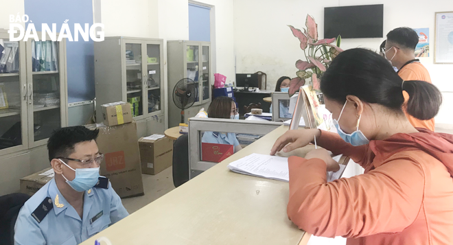 Representatives from businesses do transactions at the One-Stop-Shop site at the Da Nang Port chapter of the Da Nang Customs Department. Photo: M. QUE 