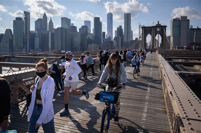 Người dân tập trung trên cầu Brooklyn ở New York, Mỹ ngày 25/4/2021. Ảnh: AFP/TTXVN