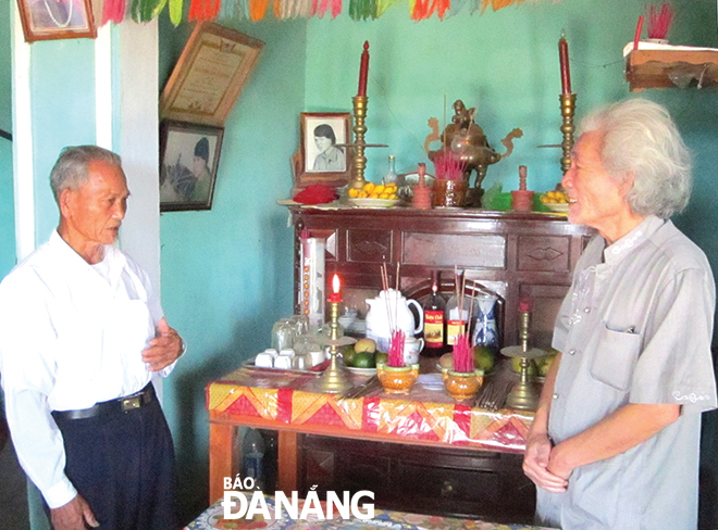 Nhà văn Nguyễn Khắc Phục (bên phải) và ông Phan Công bên bàn thờ Phan Thị Sỹ. Ảnh: H.D.L