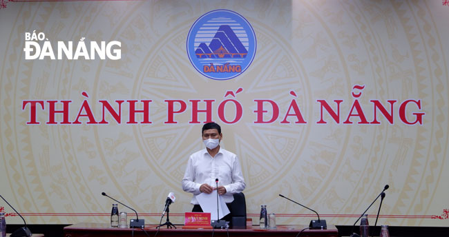 Municipal Peoples Committee Vice Chairman Ho Ky Minh delivers his instructions at the Friday meeting. Photo: PHAN CHUNG