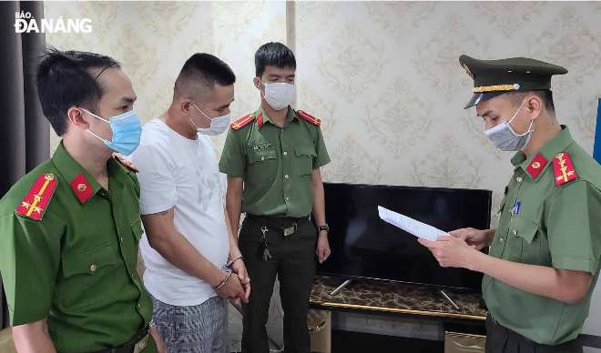 Cơ quan An ninh điều tra, Công an thành phố thực hiện lệnh bắt tạm gia đối tượng Xue Xiao Rong (thứ 2, trái sang). Ảnh: L.H