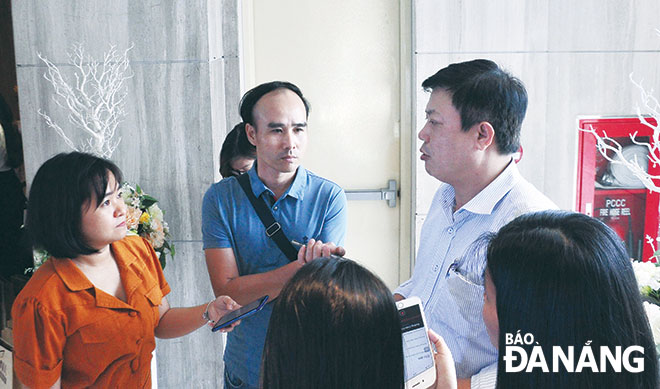 Các phóng viên trên địa bàn  thành phố Đà Nẵng đang tác nghiệp bằng thiết bị di động trong một sự kiện kích cầu du lịch tại Đà Nẵng tháng 12-2020. Ảnh: NHẬT HẠ	