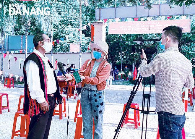 Phóng viên Trung tâm Văn hóa, Thông tin và Thể thao huyện Hòa Vang tác nghiệp tại thôn Tà Lang (xã Hòa Bắc, huyện Hòa Vang) trong ngày bầu cử đại biểu Quốc hội khóa XV và đại biểu HĐND các cấp nhiệm kỳ  2021-2026.  Ảnh: MAI HIỀN	