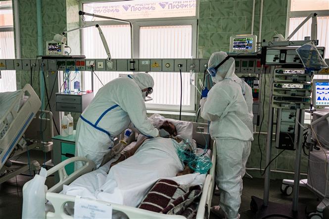 Nhân viên y tế điều trị cho bệnh nhân Covid-19 tại một bệnh viện ở Moskva, Nga ngày 17-5-2020. Ảnh: AFP/TTXVN