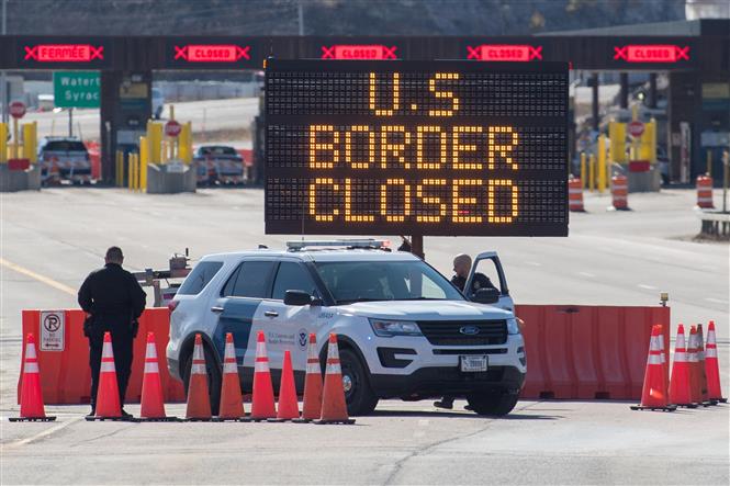 Cửa khẩu biên giới Canada-Mỹ tại Lansdowne, Ontario (Canada) đóng cửa đối với hoạt động đi lại không thiết yếu do dịch Covid-19, ngày 22-3-2020. Ảnh: AFP/TTXVN