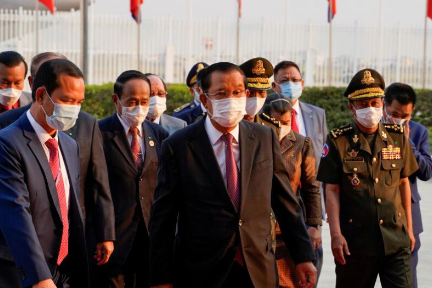 Thủ tướng Hun Sen (giữa) đã tiếp xúc gián tiếp với một bệnh nhân Covid-19 và phải tự cách ly 14 ngày cho đến 3-7. Ảnh: Reuter