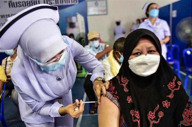 Nhân viên y tế tiêm vaccine ngừa Covid-19 cho người dân tại Narathiwat, Thái Lan ngày 7-6-2021. Ảnh: AFP/TTXVN